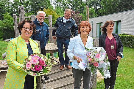 Wünschten Waltraud Nöllekes (vorne, M.) alles Gute für den Ruhestand: Bürgermeisterin Claudia Bögel-Hoyer, DRK-Ortsvereinsvorsitzender Ulrich Hoyer, stellvertretender Vorsitzender Claus Muchow sowie Kita-Leiterin Bärbel Steinfeld (v.l.). [Foto: Ralp