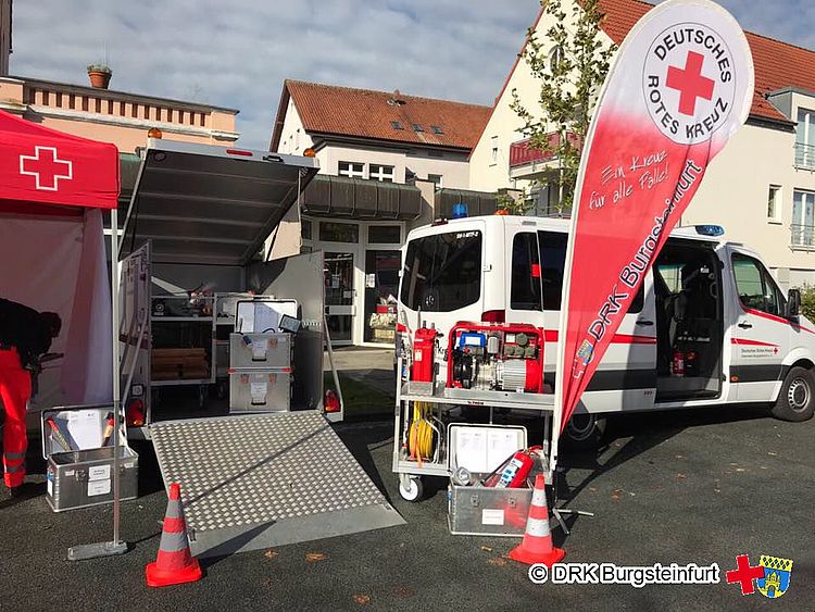 Ortsvereins eigener Einsatzanhänger mit dem darauf verlasteten Material und einem Einsatzfahrzeug