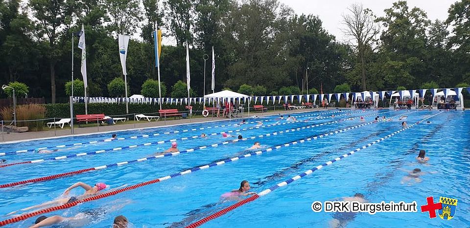 Blick auf das Schwimmbecken