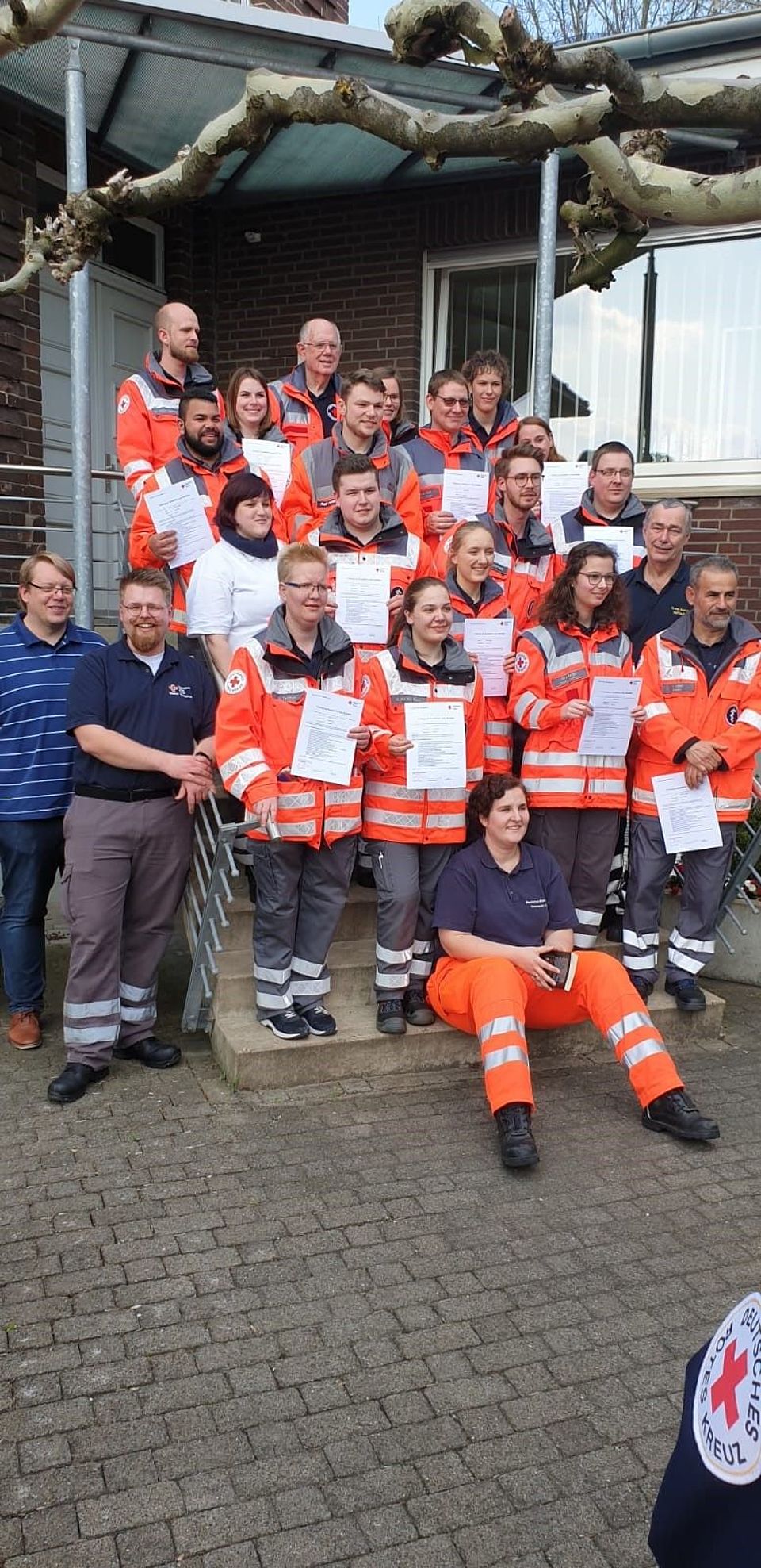 Gruppenbild mit allen Teilnehmer des Sanitätslehrgangs