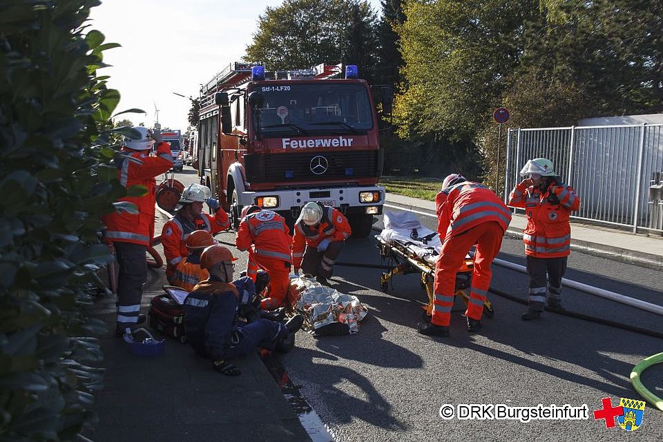 Die Verletzten werden für den Abtransport in ein Krankenhaus vorbereitet