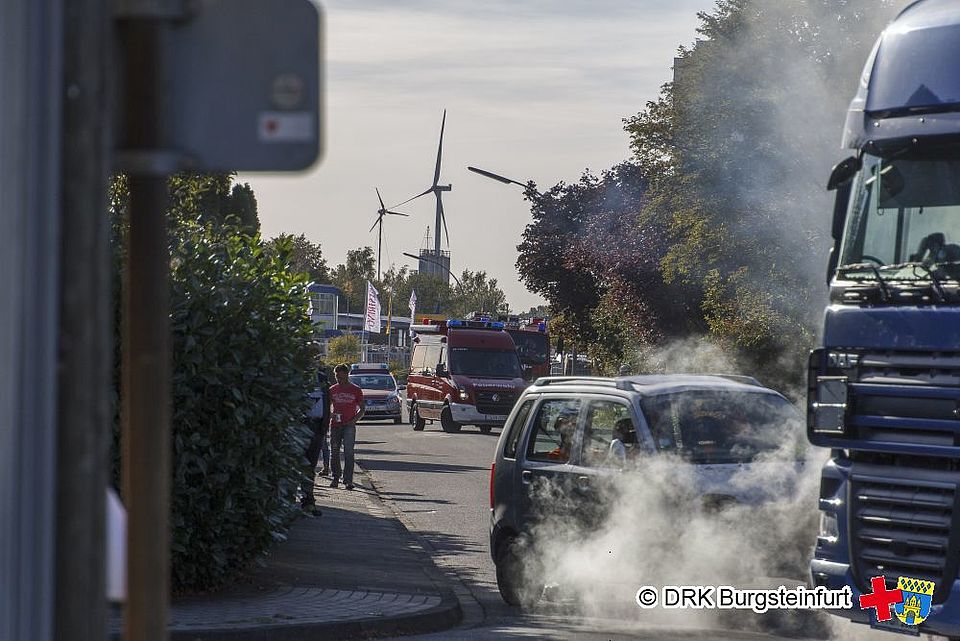 Verkehrsunfall zwischen zwei PKW und einem LKW